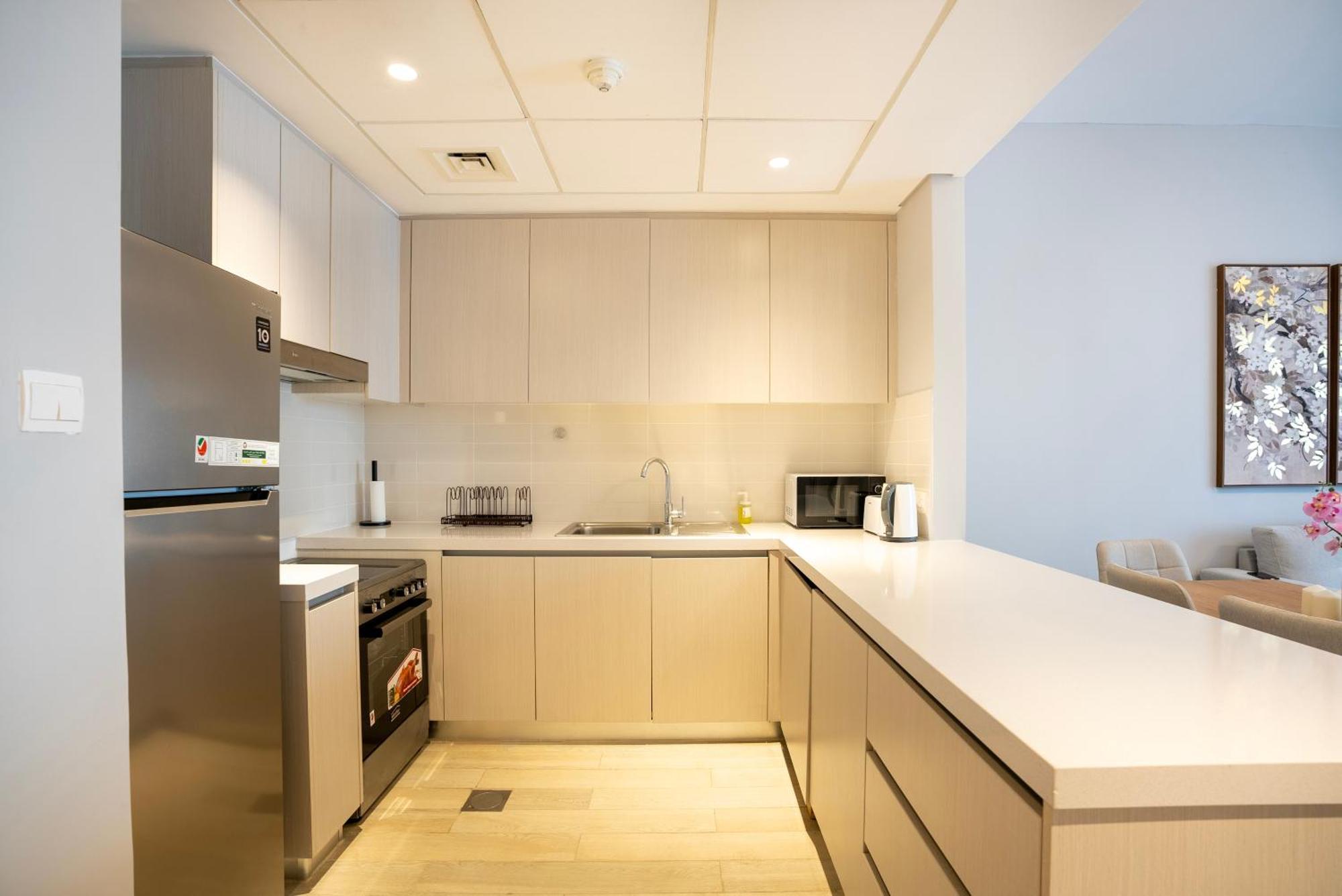 Ferrari World & Seaworld - Luxe 2bhk Canal View * Abou Dabi