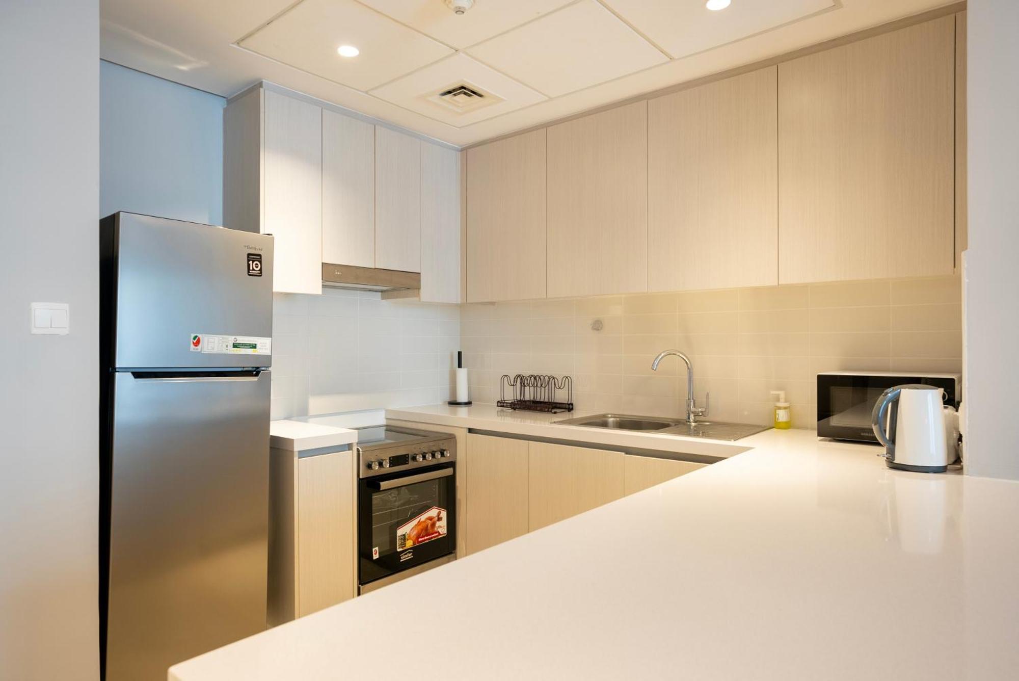Ferrari World & Seaworld - Luxe 2bhk Canal View * Abou Dabi