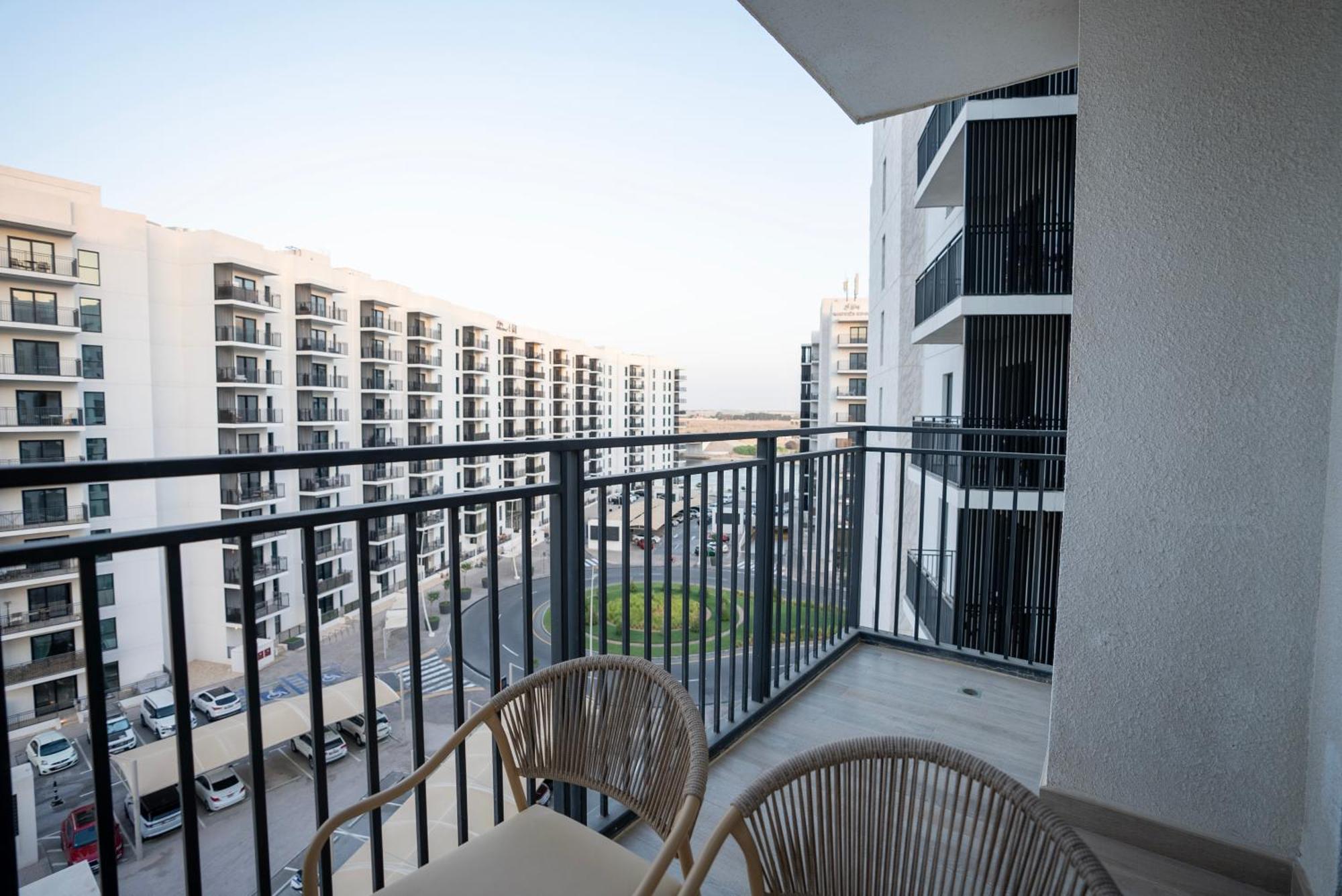 Ferrari World & Seaworld - Luxe 2bhk Canal View Apartment *